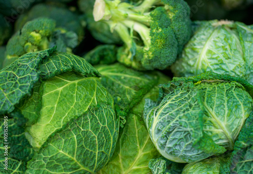 Foto Raw green cabbage, broccoli,
organic food concept made of green vegetables