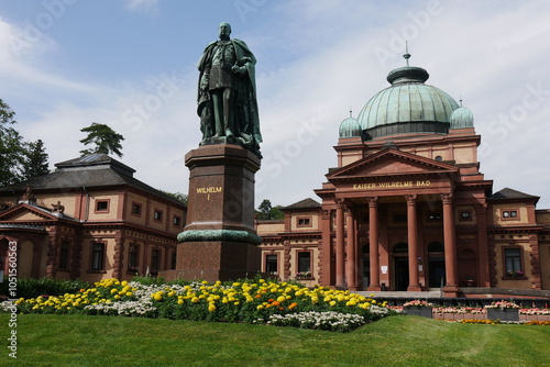 Denkmal Kaiser Wilhelm vor Kaiser-Wilhelms-Bad in Bad Homburg vor der Höhe photo