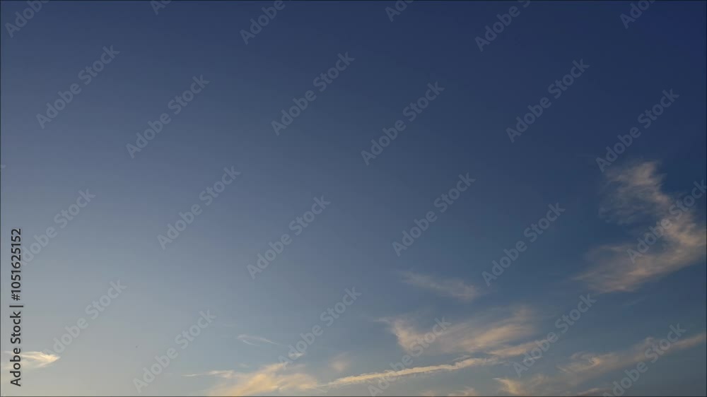 Paisaje con nubes cirros al atardecer Paisaje con nubes cirros al atardecer