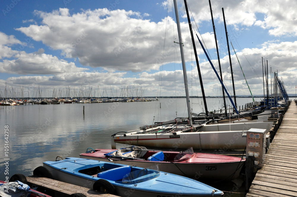 Jachthafen Mardorf mit Bootssteg am Steinhuder Meer in Niedersachsen. Jachthafen Mardorf mit Bootssteg am Steinhuder Meer in Niedersachsen.