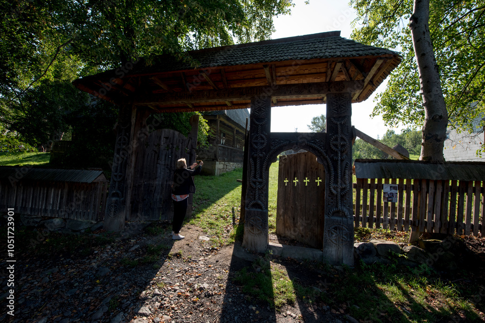 Naklejka premium wooden bridge in the park