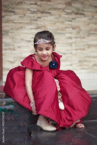Φωτογραφία A cute beautiful girl princess wearing sandals