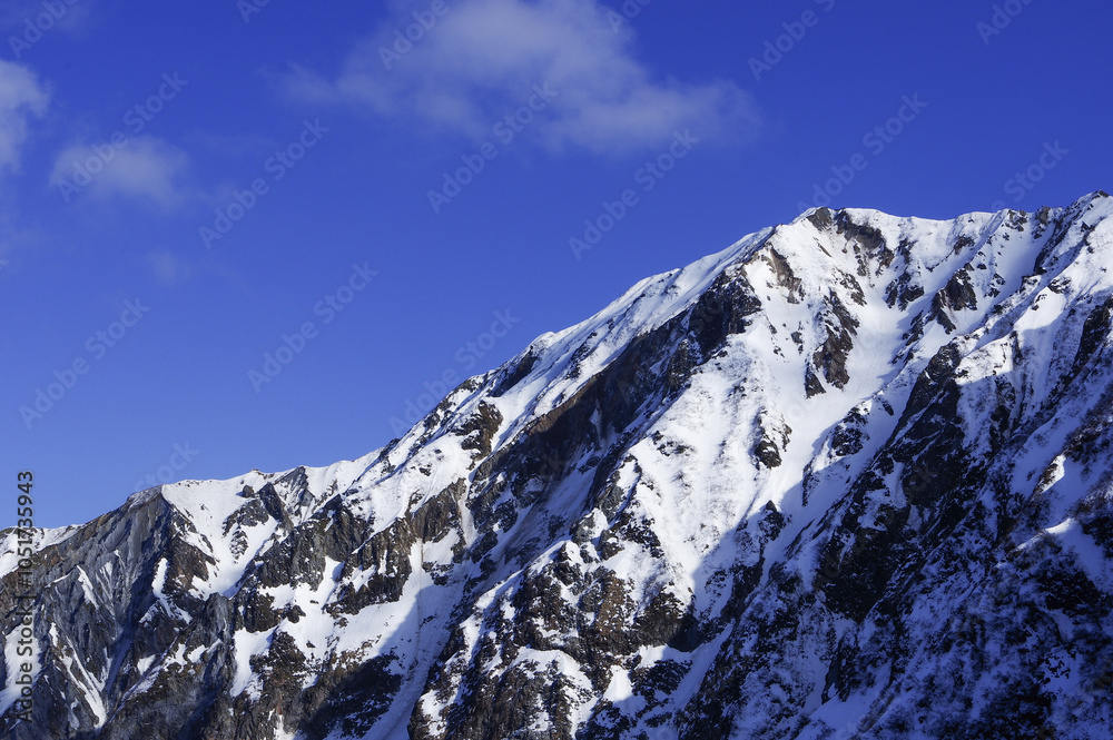Obraz premium 雪山の山頂と青空