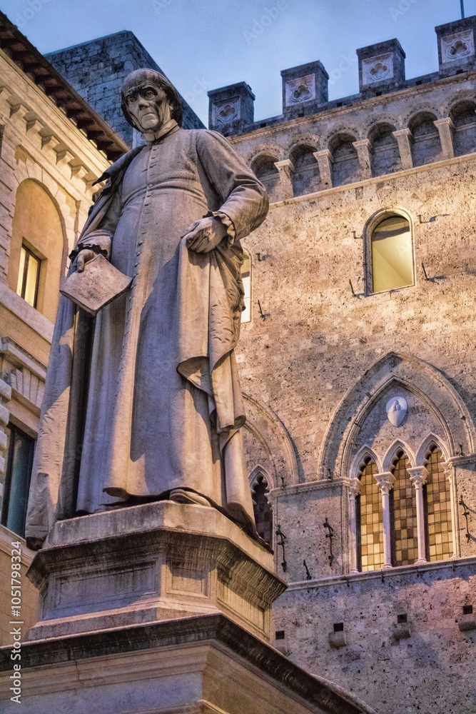 siena, italien - statue von sallustio bandini auf der piazza salimbeni