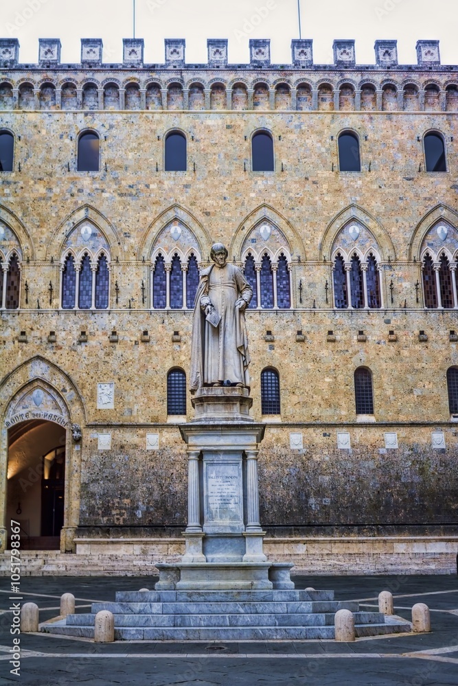 siena, italien - denkmal von sallustio bandini auf der piazza salimbeni