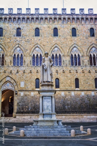 Obraz na płótnie siena, italien - denkmal von sallustio bandini auf der piazza salimbeni w salonie