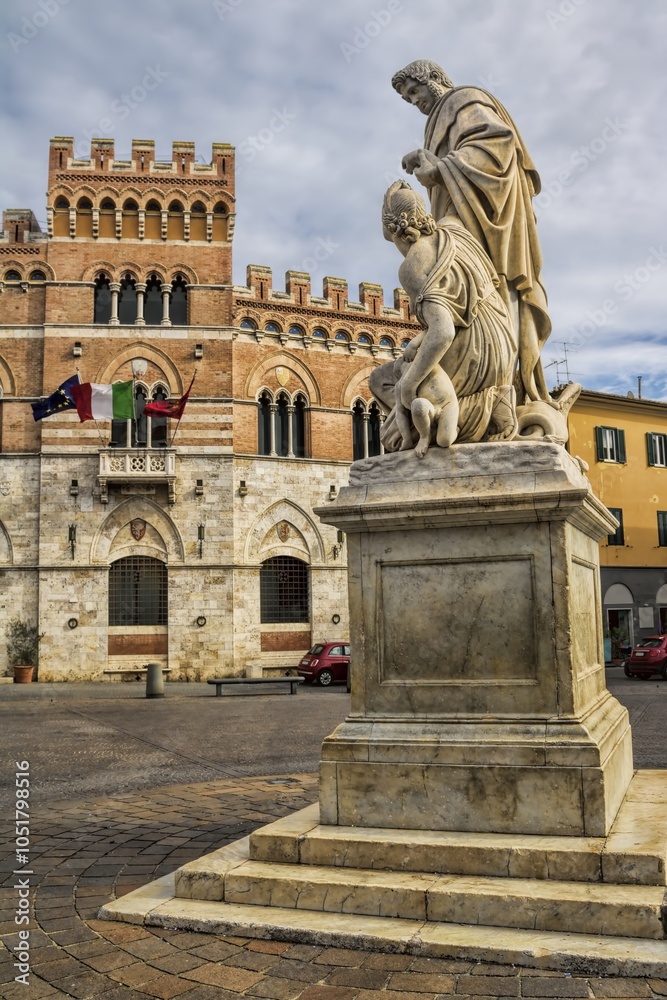 grosseto, italien - piazza del comune mit denkmal und rathaus