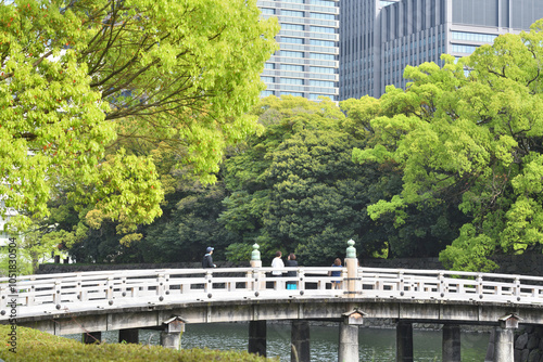 緑に囲まれた皇居平川橋 photo