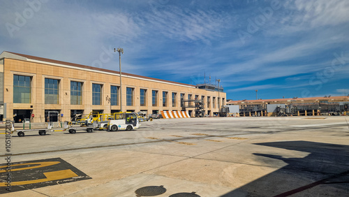 Espacioso edificio industrial, nave con su maquinaria 