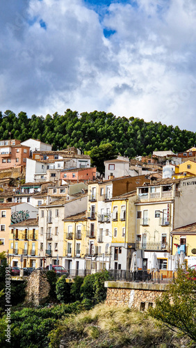 Pueblo acantilado en cuenca con las casas colgadas 