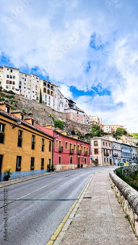 Pueblo acantilado en cuenca con las casas colgadas 