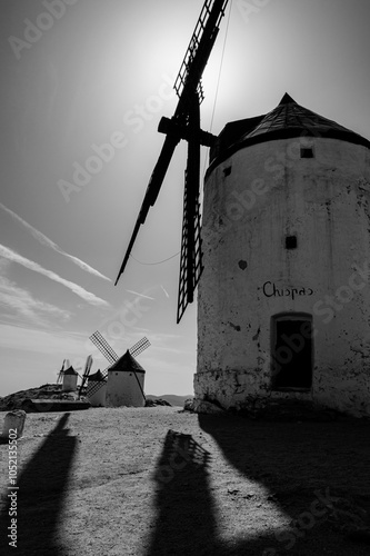 Molinos de viento antiguos en un pueblo pintoresco de Don Quijote Consuegra