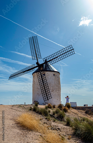 Molinos de viento antiguos en un pueblo pintoresco de Don Quijote Consuegra
