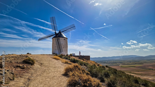 Molinos de viento antiguos en un pueblo pintoresco de Don Quijote Consuegra
