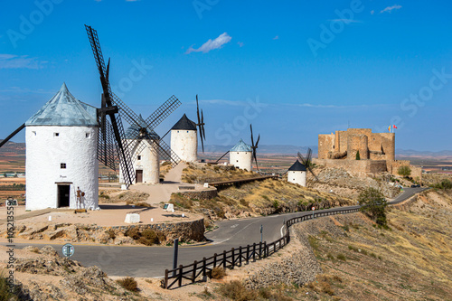 Molinos de viento antiguos en un pueblo pintoresco de Don Quijote Consuegra