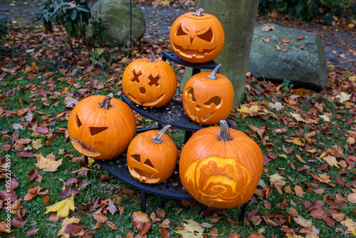 Geschnitzte Kürbisse zu Halloween aufgestellt zur Dekoration im Garten photo