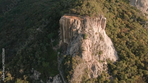 Toma aérea de las cascadas petrificadas de Hierve El Agua, en Oaxaca México.