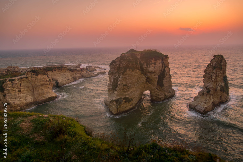 Obraz premium The scenic view of Pigeons' Rock (Raouche rocks), Beirut landmark on the Mediterranean sea coast, during the beautiful sunset.
