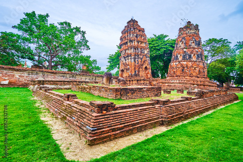 Obraz na płótnie The ruins of ancient Wat Mahathat temple in Ayutthaya, Thailand w salonie