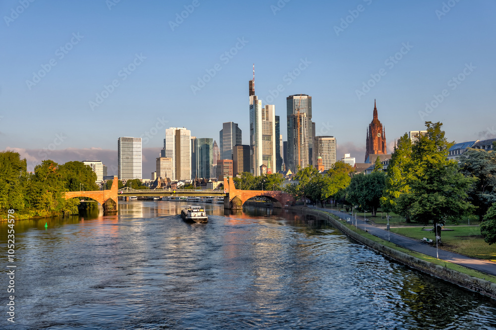 Obraz premium Frankfurt, Germany - July 29, 2024: The city skyline of Frankfurt in the early morning 