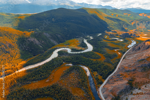 Foto Beautiful aerial landscape winding river meander in mountains with forest trees