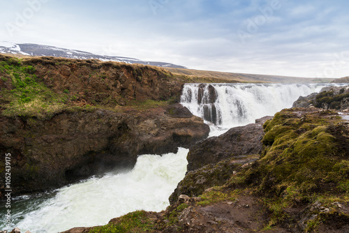 Wasserfall im Kolugljúfur Canyon