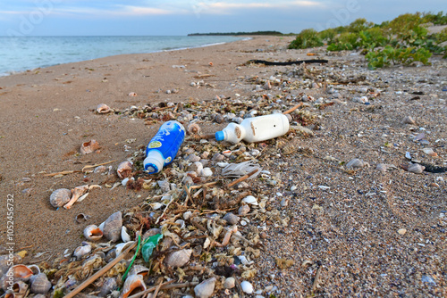 Verschmutzter Strand an der Schwarzmeerküste - Durankulak, Dobrudscha, Bulgarien photo