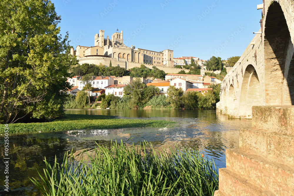 Fototapeta premium Au pied du Pont vieux et de la cathédrale Saint-Nazaire à Béziers. France