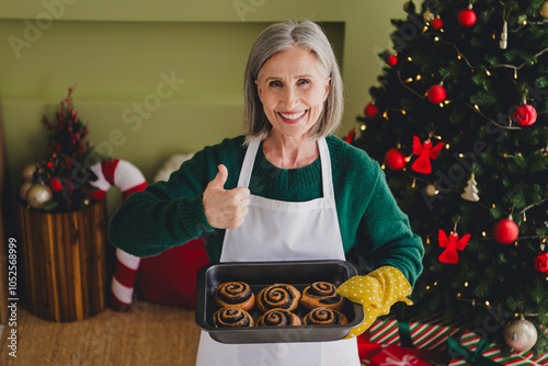 Photo of cute charming senior lady recommend xmas holidays tradirion cooking fresh tasty bakery indoors house home room photo