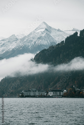 Obraz na płótnie Zell am See alpine town with Kitzsteinhorn glacier ski resort in the background, Salzburg Land, Austria w salonie