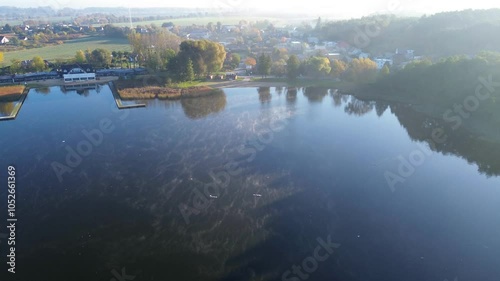 Mglisty poranek nad brzegiem jeziora w Polsce. 