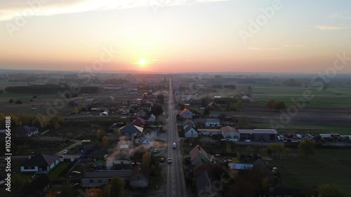 Widok z lotu ptaka na zachód słońca nad małą wioską w Polsce.