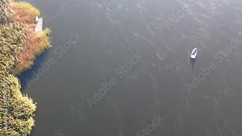 Widok z lotu ptaka na wędkarza, który wędkuje w łódce. 