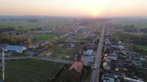 Widok z lotu ptaka na kościół katolicki, który znajduję się w małej wiosce w Polsce.