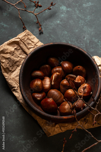 Obraz na płótnie Edible chestnuts in a wooden bowl w salonie