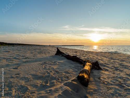 Zachód słońca na plaży nad Bałtykiem, Mierzeja Wiślana.  photo