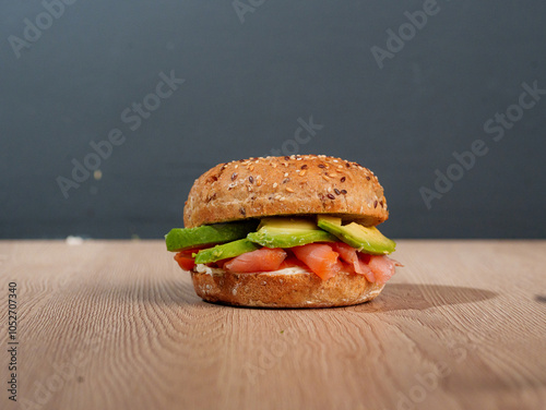 Bagel con salmone affumicato, avocado e pane integrale photo