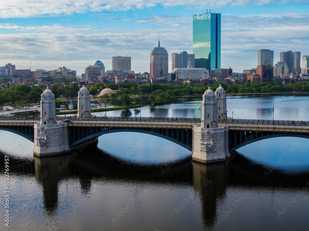 Obraz premium The Longfellow Bridge that crosses the Charles River from Cambridge to Boston. Downtown Boston is in the distance, Massachusetts, United States.