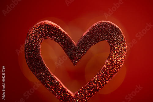 un corazón rojo calado con fondo desenfocado con bokeh photo