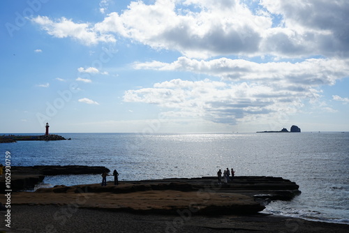 Obraz na płótnie beautiful seaside view and sightseers