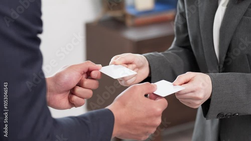名刺交換をするビジネスパーソンの手元