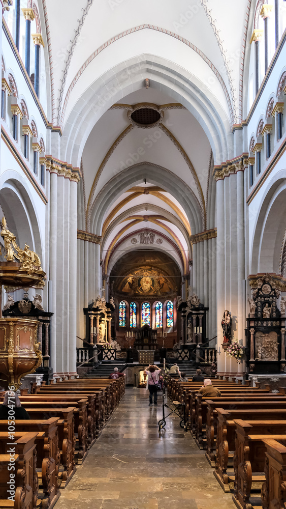 Fototapeta premium Interior of the Bonn Minster (Bonner Münster), a Catholic church in the German city of Bonn. It is one of Germany's oldest churches, built between the 11th and 13th centuries.