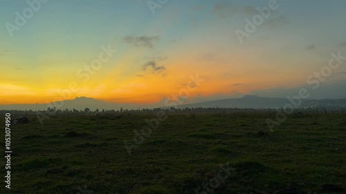 Vista al amanecer de los vocanes Popocatepetl e iztaccihuatl desde los canales de xochimilco