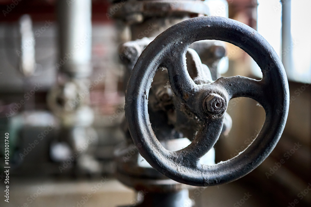 Φωτογραφία Industrial dusty chemical petrochemical retro style valve closeup with selective focus on steering wheel mounted with flange connection on pipe, out of focus foreground with copyspace