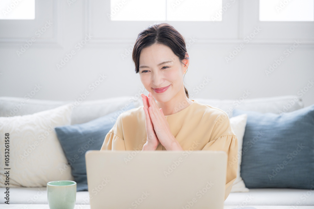 パソコンの前でやった~と喜ぶかわいい女性 webの買い物やセールやパソコンの画面を見て拍手で喜ぶ パソコンの前でやった~と喜ぶかわいい女性 webの買い物やセールやパソコンの画面を見て拍手で喜ぶ