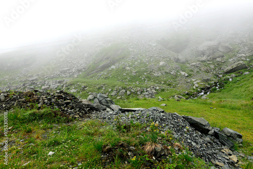 Gipfelregion des Moldoveanu im Nebel - Transfogarascher Hochstraße, Făgăraș-Gebirge, Transsilvanische Alpen, Karpaten, Rumänien photo