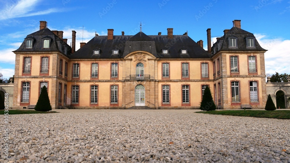Fototapeta premium Château de la Motte Tilly du XVIIIe siècle style Louis XV dans l'Aube, région Grand Est france, europe