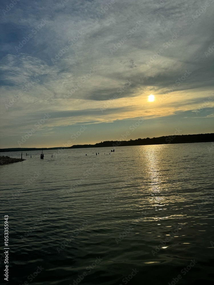 Obraz premium sunset over the lake