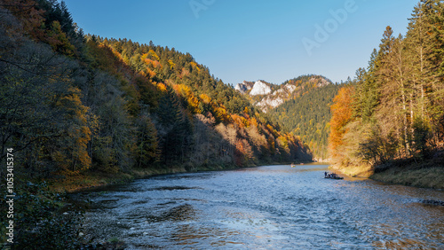 Obraz na płótnie The gorge of the Dunajec River. Beautiful autumn scenery. Rafting on the Dunajec River. Colorful trees and sunlit rocky peaks. Pieniny Mountains, Poland w salonie