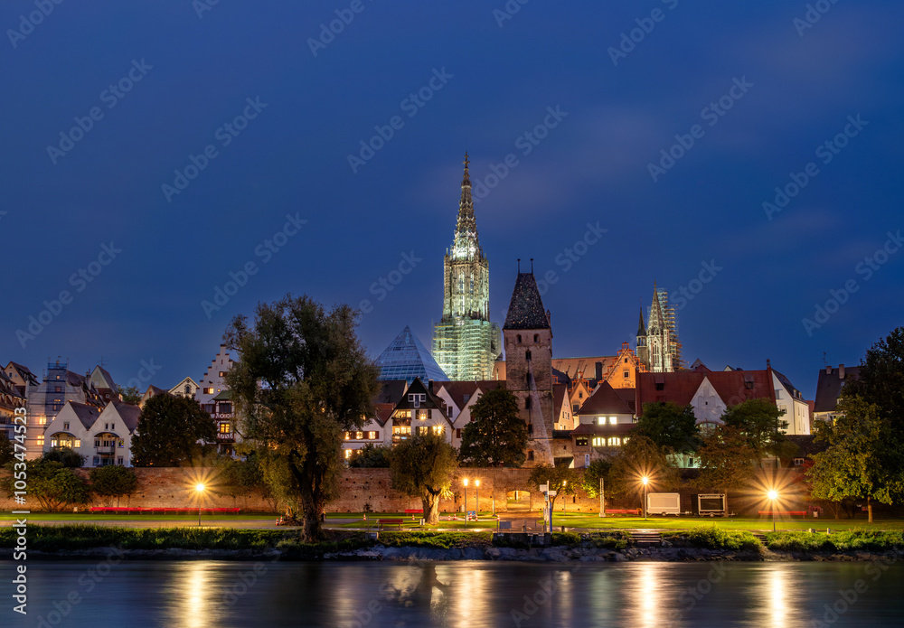 Blick auf das Ulmer Münster mit Donau bei Nacht, Ulm, Baden-Württemberg, Deutschland Blick auf das Ulmer Münster mit Donau bei Nacht, Ulm, Baden-Württemberg, Deutschland
